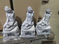 Betonnen vrouw op sokkel. (3x) - afbeelding 1 van  6