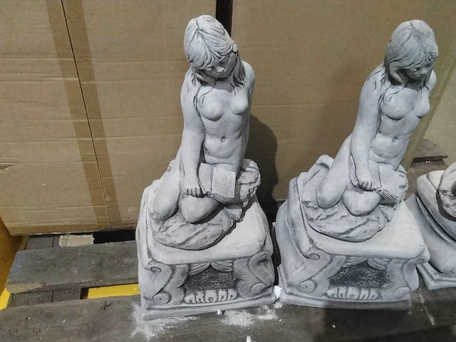 Betonnen vrouw op sokkel. (3x) - afbeelding 2 van  6