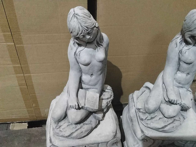 Betonnen vrouw op sokkel. (3x) - afbeelding 3 van  6