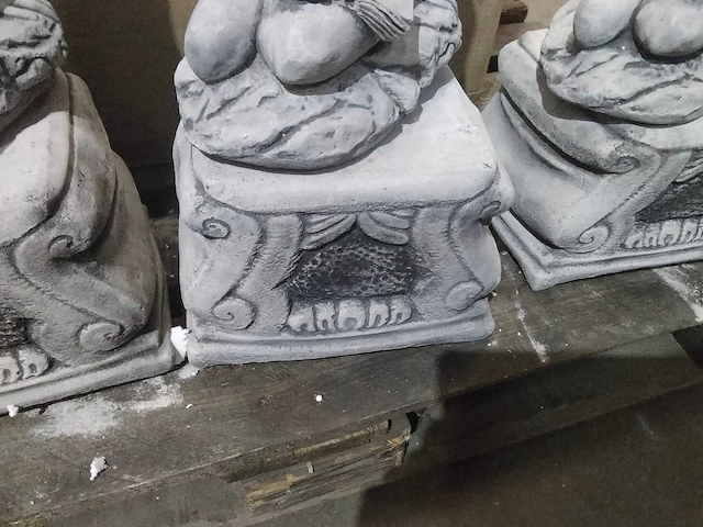 Betonnen vrouw op sokkel. (3x) - afbeelding 4 van  6