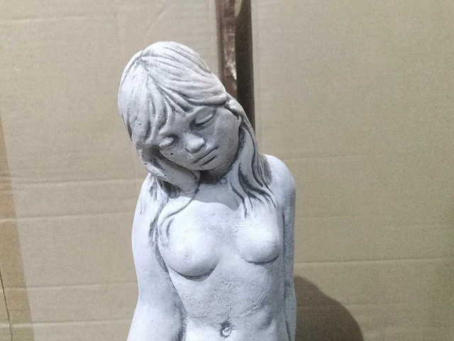 Betonnen vrouw op sokkel. (3x) - afbeelding 5 van  6