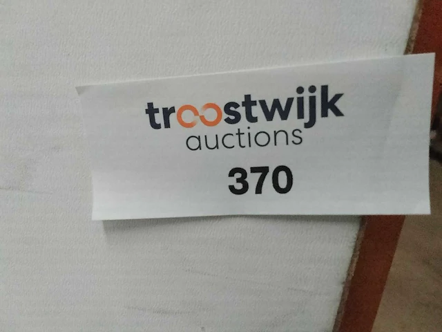 Betonnen vrouw op sokkel. (3x) - afbeelding 6 van  6