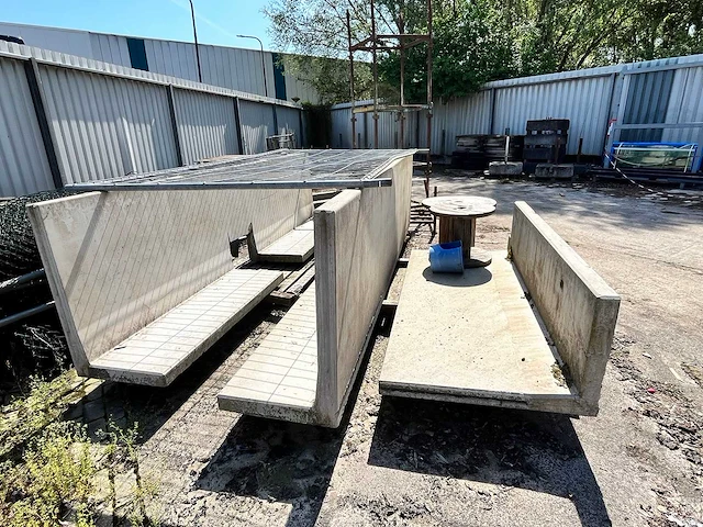 Betonnen wand/vloer afscheiding (3x) - afbeelding 1 van  1