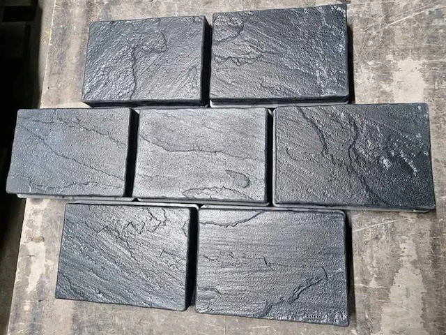 Betonstenen. (ca. 10m²) - afbeelding 1 van  1