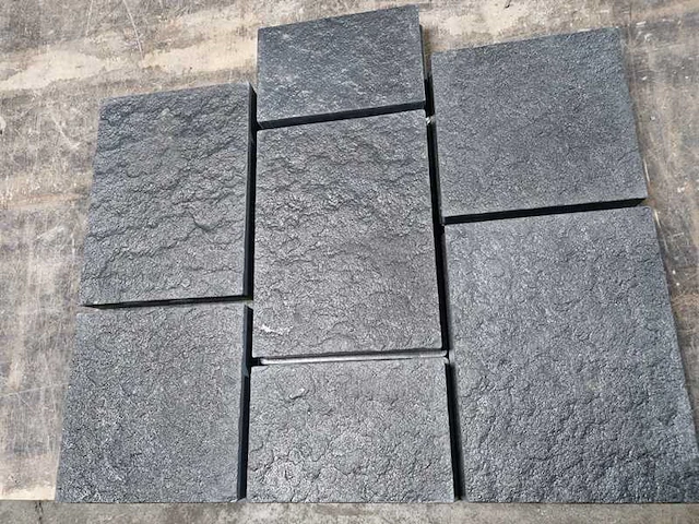 Betonstenen. (ca. 22m²) - afbeelding 1 van  2