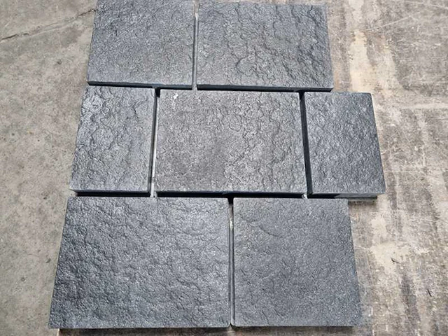 Betonstenen. (ca. 22m²) - afbeelding 2 van  2