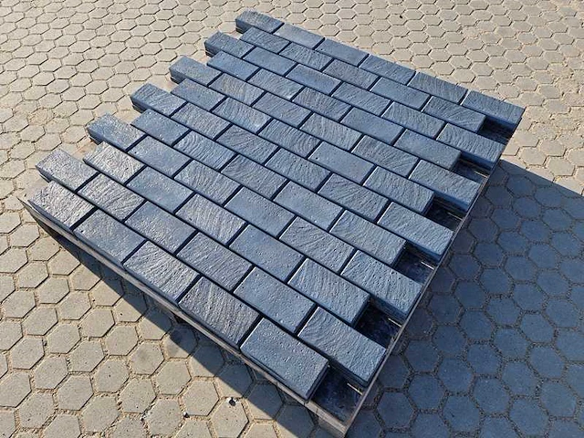 Betonstenen. (ca. 30m²) - afbeelding 1 van  4
