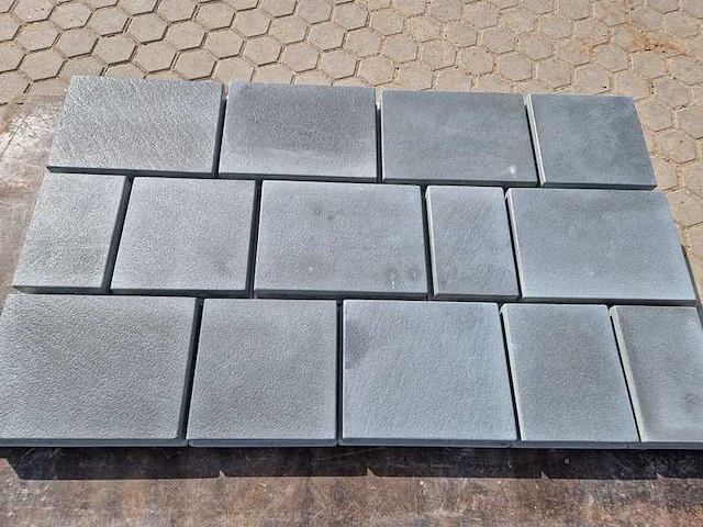 Betonstenen. (ca. 38.5m²) - afbeelding 2 van  3
