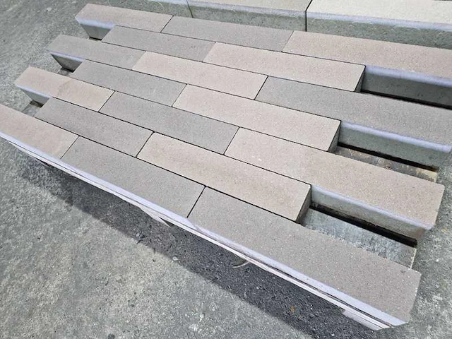 Betonstenen. (ca. 42.8m²) - afbeelding 1 van  2