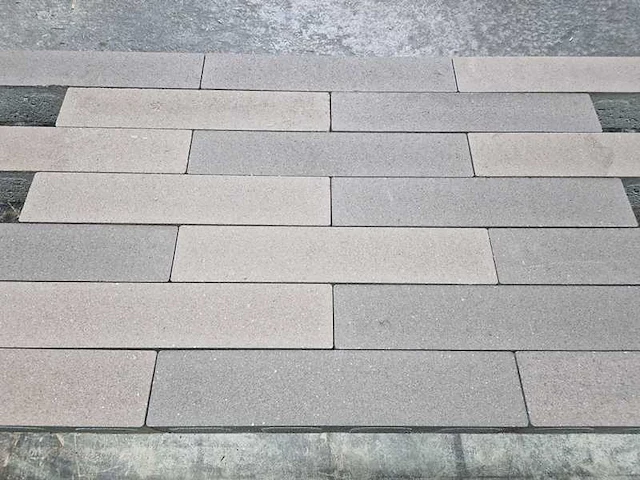 Betonstenen. (ca. 42.8m²) - afbeelding 2 van  2