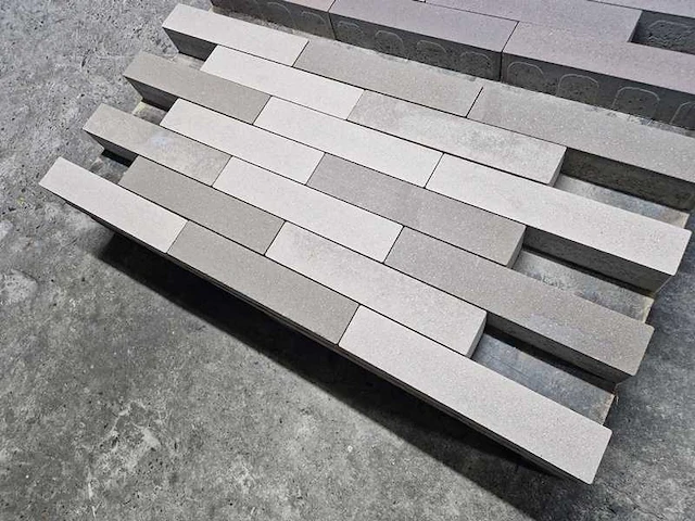 Betonstenen. (ca. 42.8m²) - afbeelding 1 van  2