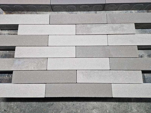 Betonstenen. (ca. 42.8m²) - afbeelding 2 van  2