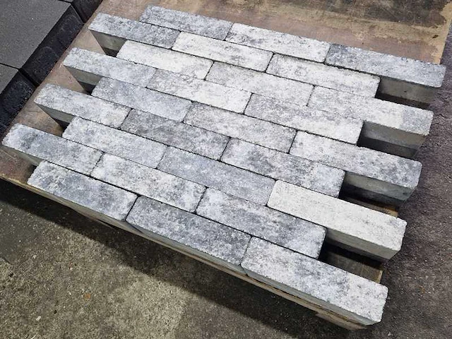 Betonstenen. (ca. 43.2m²) - afbeelding 1 van  2