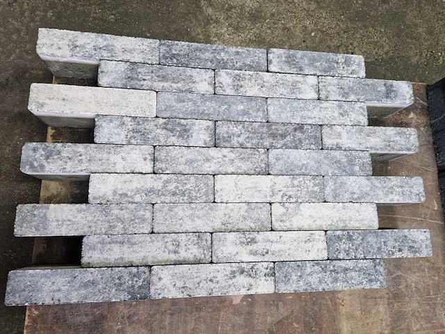 Betonstenen. (ca. 43.2m²) - afbeelding 2 van  2