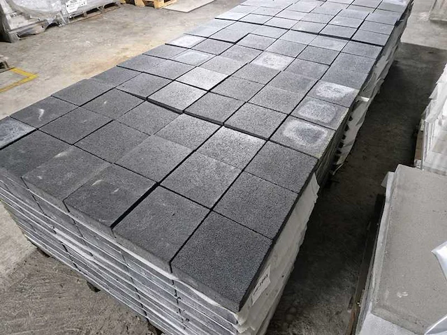 Betonstenen. (ca. 43m²) - afbeelding 1 van  3