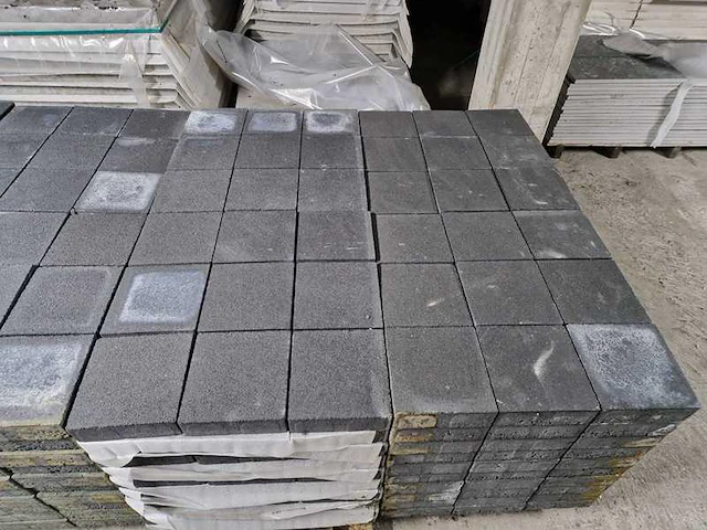 Betonstenen. (ca. 43m²) - afbeelding 2 van  3