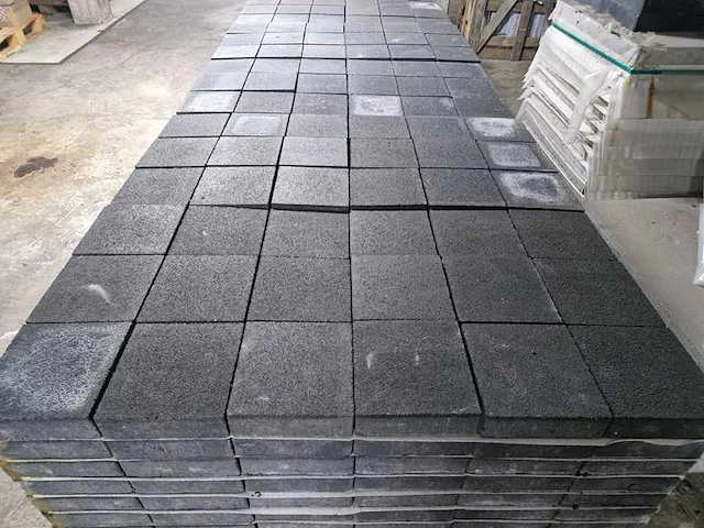 Betonstenen. (ca. 43m²) - afbeelding 3 van  3
