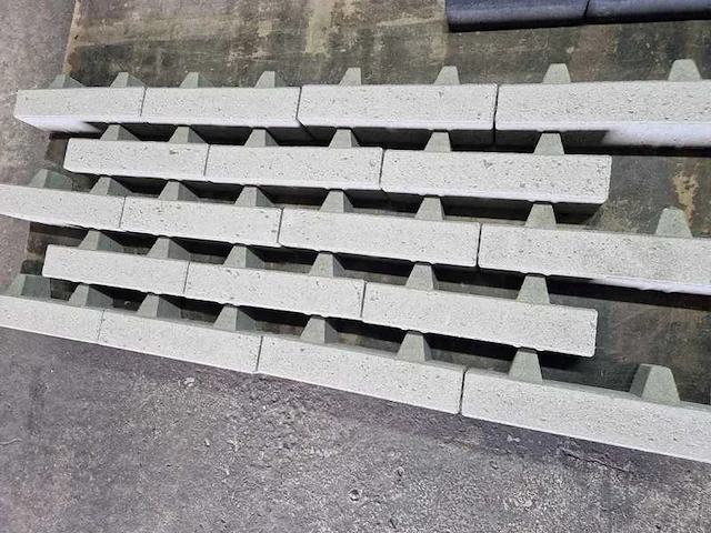 Betonstenen waterpasserend. (ca. 100.8m²) - afbeelding 2 van  2