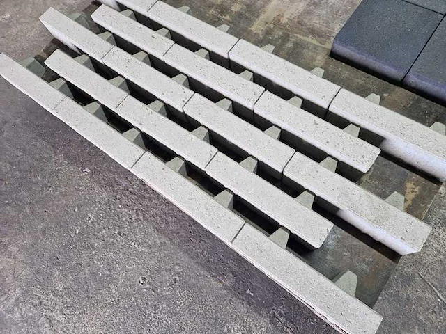 Betonstenen waterpasserend. (ca. 24.5m²) - afbeelding 1 van  2