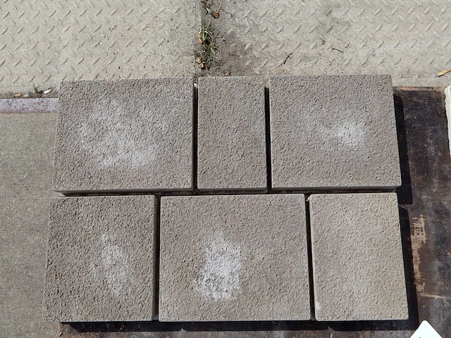 Betonstenen wildverband in stroken. (ca. 11m²) - afbeelding 1 van  1