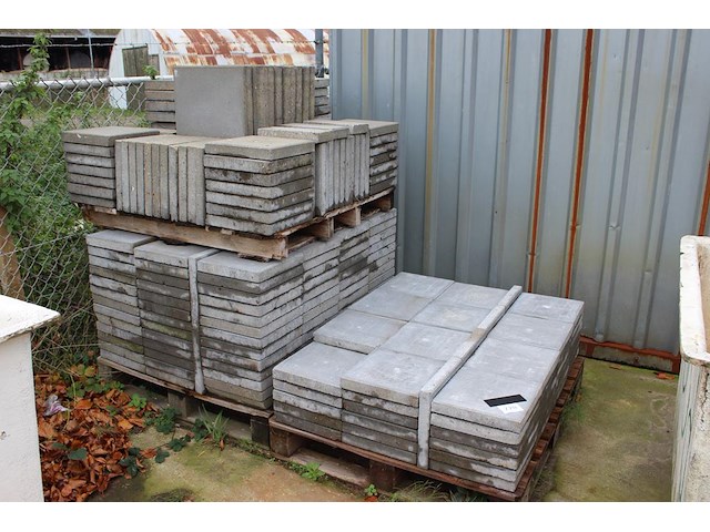 Betontegels 30 x 30 cm op 3 pallets. - afbeelding 1 van  3