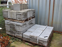 Betontegels 30 x 30 cm op 3 pallets. - afbeelding 1 van  3