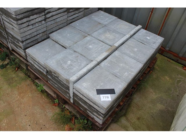 Betontegels 30 x 30 cm op 3 pallets. - afbeelding 2 van  3