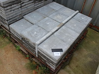Betontegels 30 x 30 cm op 3 pallets. - afbeelding 2 van  3