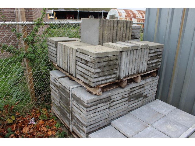Betontegels 30 x 30 cm op 3 pallets. - afbeelding 3 van  3