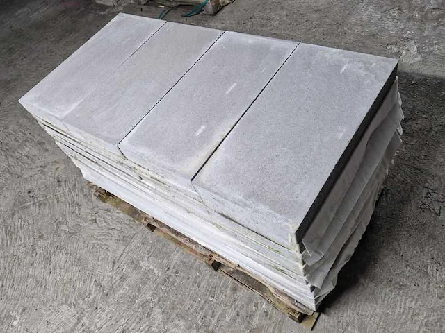 Betontegels (ca.25m²) - afbeelding 1 van  3