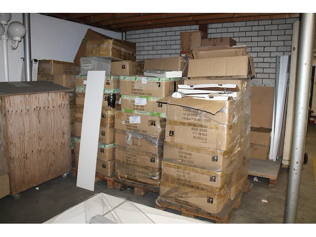 Beurslampen op circa zes pallets in diverse maten en uitvoeringen - afbeelding 1 van  2