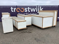 Beursstand met opbergkisten