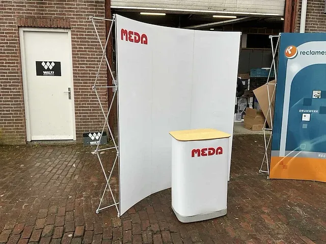 Beurswand met tafel (2x) - afbeelding 1 van  13