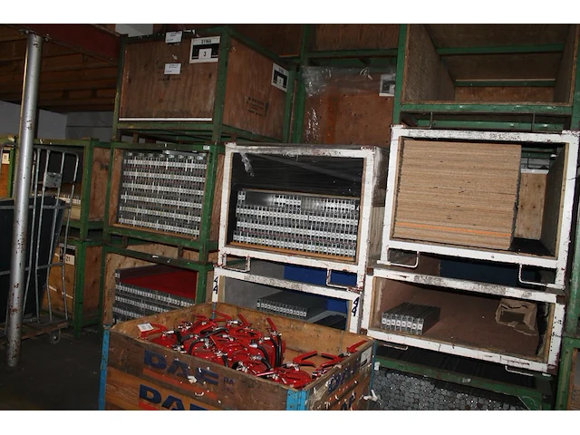 Beurswanden systeem sima in zeer grote hoeveelheid waaronder profielen, koppelstukken, wanddelen, deuren, p... - afbeelding 6 van  14