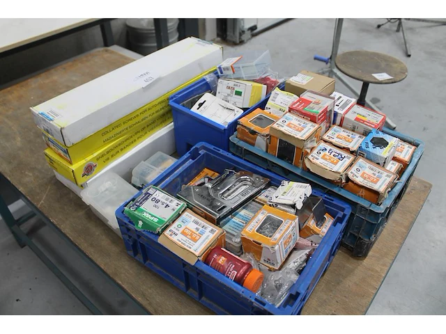 Bevestigingsmaterialen in en naast 2 kunststof kratten. - afbeelding 1 van  4