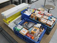 Bevestigingsmaterialen in en naast 2 kunststof kratten. - afbeelding 1 van  4