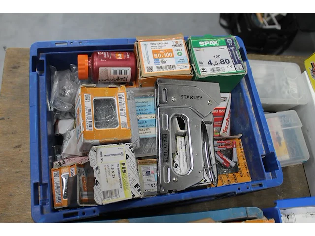 Bevestigingsmaterialen in en naast 2 kunststof kratten. - afbeelding 2 van  4