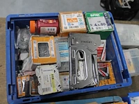 Bevestigingsmaterialen in en naast 2 kunststof kratten. - afbeelding 2 van  4