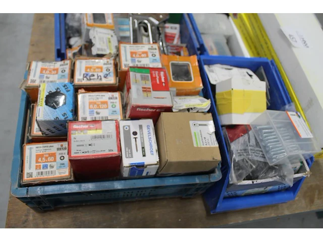 Bevestigingsmaterialen in en naast 2 kunststof kratten. - afbeelding 3 van  4