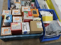 Bevestigingsmaterialen in en naast 2 kunststof kratten. - afbeelding 3 van  4