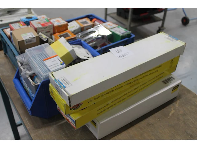 Bevestigingsmaterialen in en naast 2 kunststof kratten. - afbeelding 4 van  4