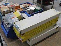 Bevestigingsmaterialen in en naast 2 kunststof kratten. - afbeelding 4 van  4