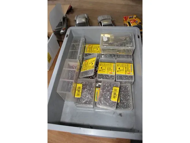 Bevestigingsmaterialen in kunststoffen bak. - afbeelding 2 van  2
