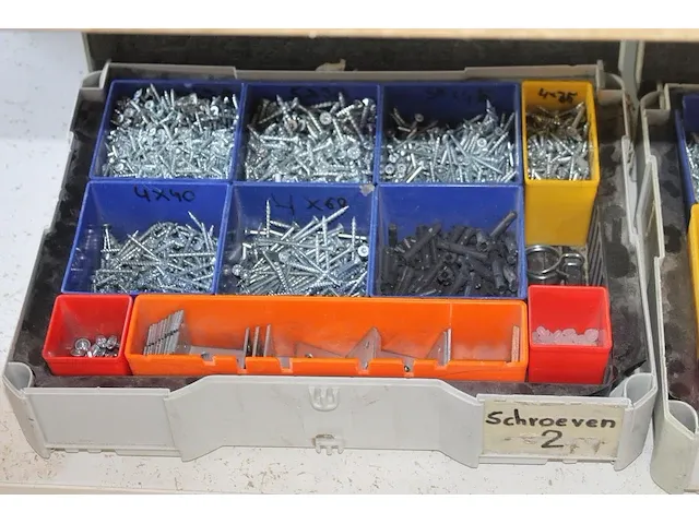 Bevestigingsmaterialen in vier kunststoffenkoffers voornamelijk schroeven. - afbeelding 1 van  8