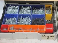 Bevestigingsmaterialen in vier kunststoffenkoffers voornamelijk schroeven. - afbeelding 1 van  8