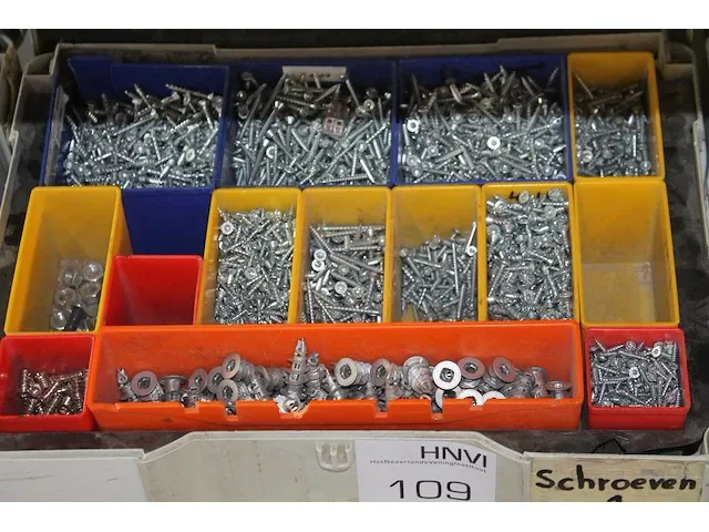 Bevestigingsmaterialen in vier kunststoffenkoffers voornamelijk schroeven. - afbeelding 2 van  8