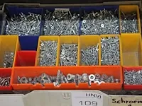 Bevestigingsmaterialen in vier kunststoffenkoffers voornamelijk schroeven. - afbeelding 2 van  8