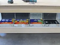 Bevestigingsmaterialen in vier kunststoffenkoffers voornamelijk schroeven. - afbeelding 3 van  8