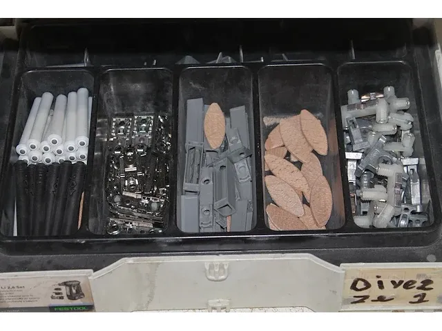 Bevestigingsmaterialen in vier kunststoffenkoffers voornamelijk schroeven. - afbeelding 7 van  8