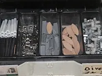 Bevestigingsmaterialen in vier kunststoffenkoffers voornamelijk schroeven. - afbeelding 7 van  8